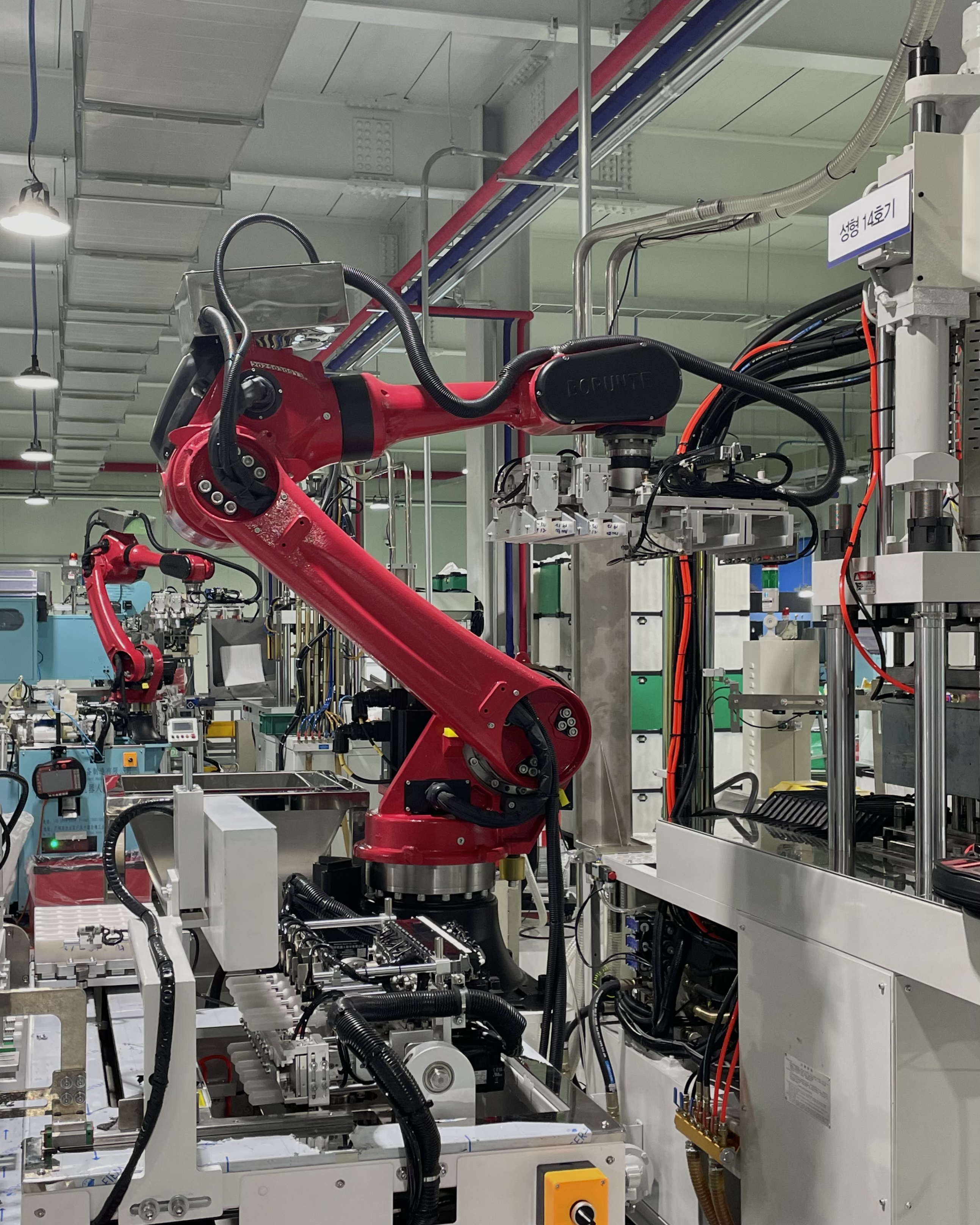 국내 최초 로봇 사출 도입